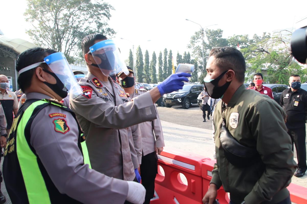 Baksos Di Hari Bhayangkara Ke 74, TNI - POLRI Bersinergi Berikan Rapid Test Kepada 300 Driver 